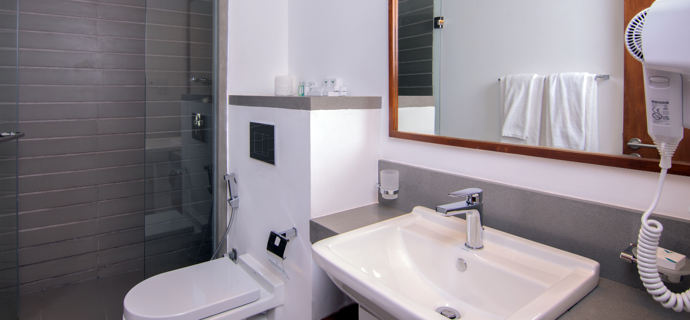 Sunrise Ridge Villa Washroom with toilet, shower cubical and vanity