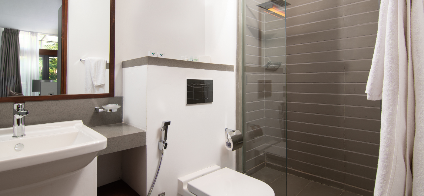 Sunrise Ridge Villa Washroom with toilet, shower cubical and vanity